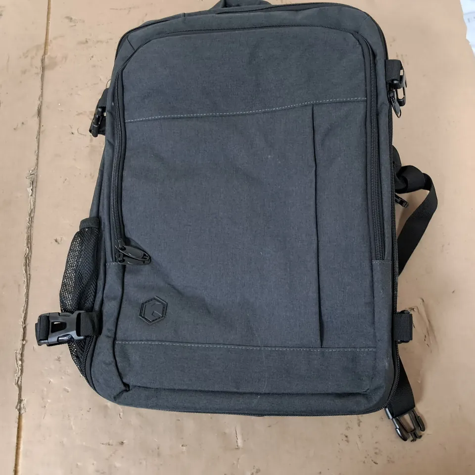 ESSENTIAL CHARGING BAG IN GREY 