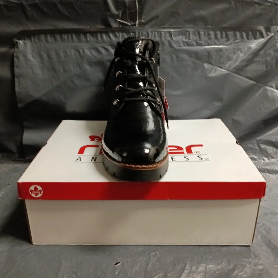 BOXED PAIR OF RIEKER ANKLE BOOTS IN BLACK SIZE UK 6.5