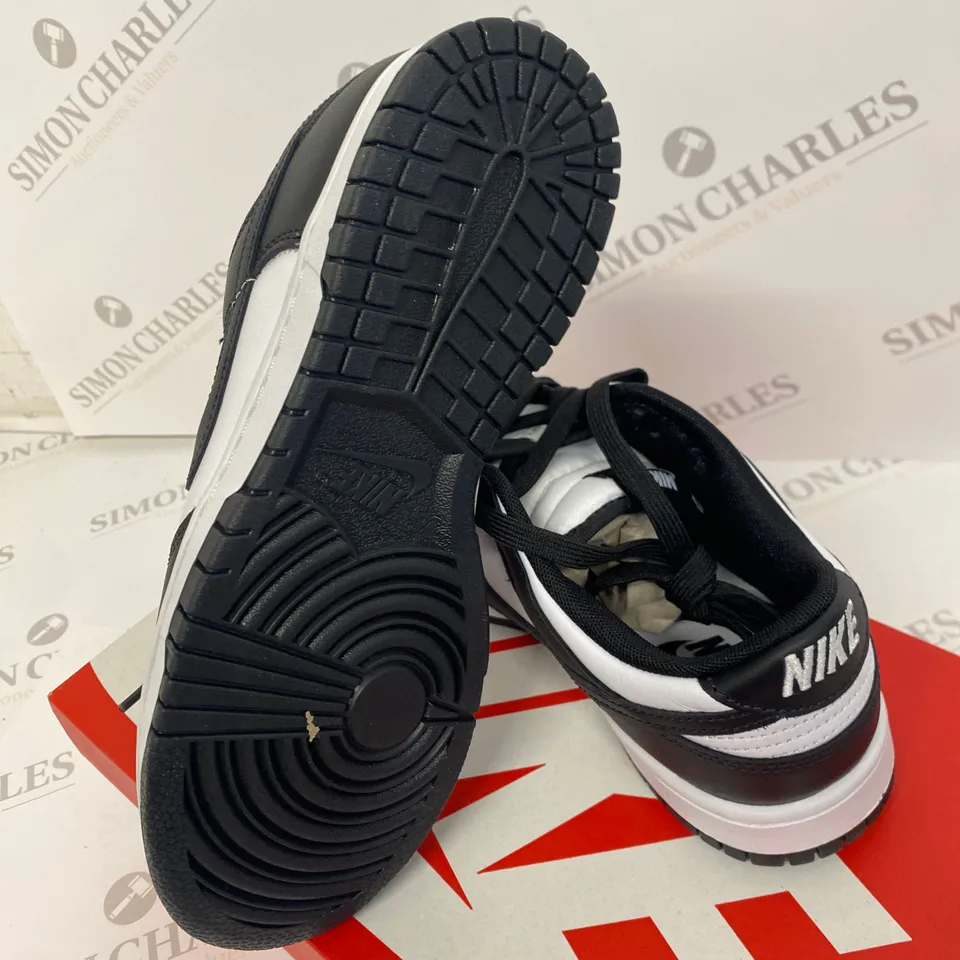 BOXED PAIR OF NIKE DUNK LOW RETRO BLACK/WHITE TRAINERS SIZE 6
