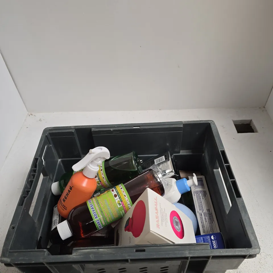 TOTE OF APPROXIMATELY 10 ASSORTED BEAUTY ITEMS INCLUDING CALM HAND WASH BY M&S, RAZABALL AND MEDICUBE EXOSOME SHOT 2000