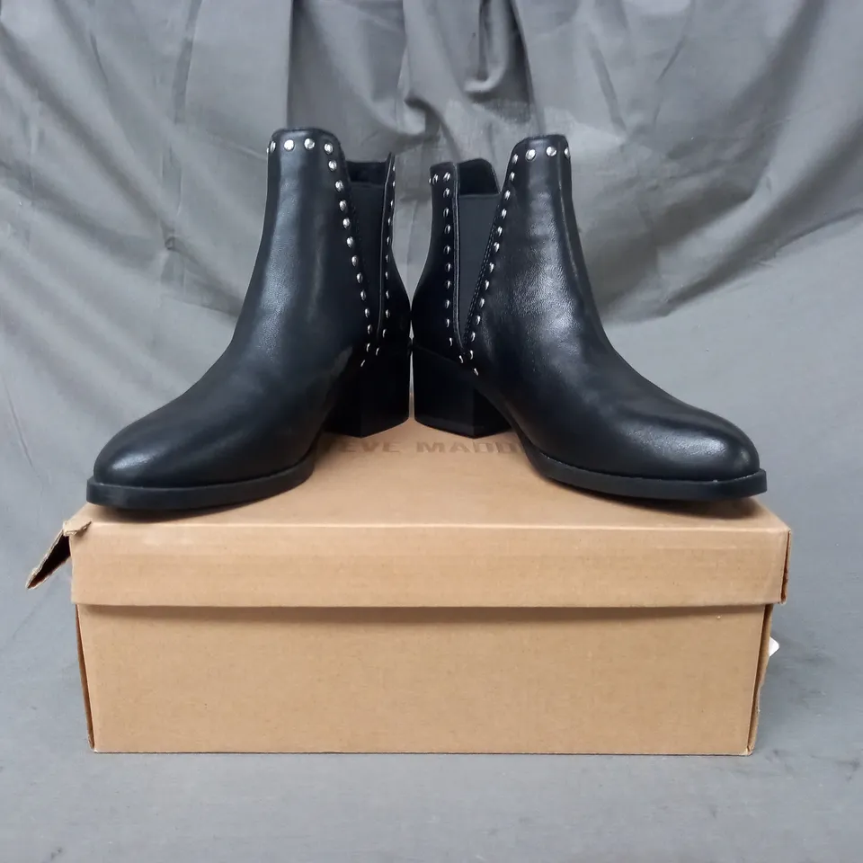 BOXED PAIR OF STEVE MADDEN LOW BLOCK HEEL ANKLE BOOTS IN BLACK SIZE 3