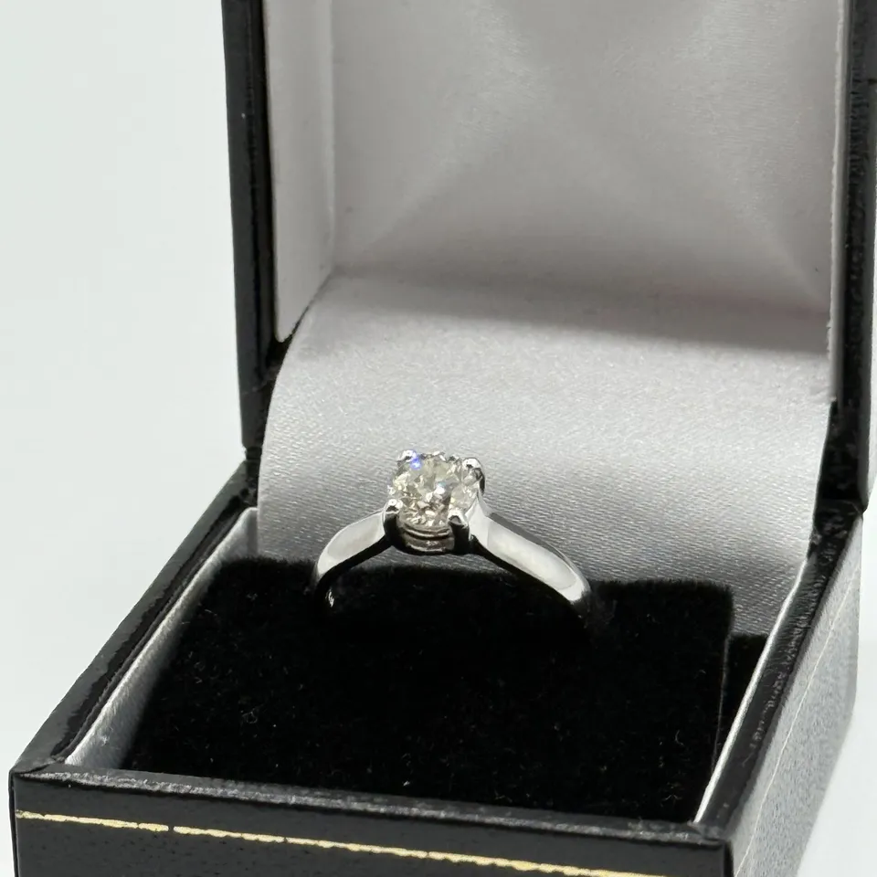 18CT WHITE GOLD SOLITAIRE RING SET WITH A NATURAL DIAMOND WEIGHING +1.08CT
