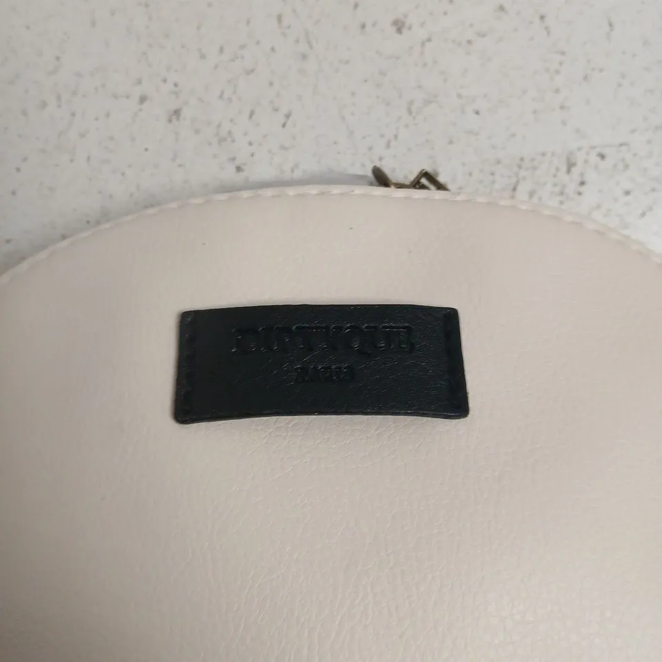 DIRTYQUE WHITE LEATHER ZIP POUCH / COSMETIC BAG WITH SOAP AND WASHTOWEL