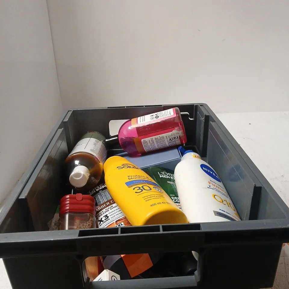 TOTE OF APPROXIMATELY 20 ASSORTED COSMETIC ITEMS TO INCLUDE NIVEA, BOOTS SOLTAN, LOREAL MEN EXPERT SHOWER GEL, GISON GLAZED CHERRY HAIR AND BODY MIST ETC