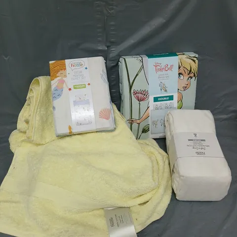 APPROXIMATELY 15 ASSORTED ITEMS TO INCLUDE BEDDING, TOWEL, ETC - COLLECTION ONLY