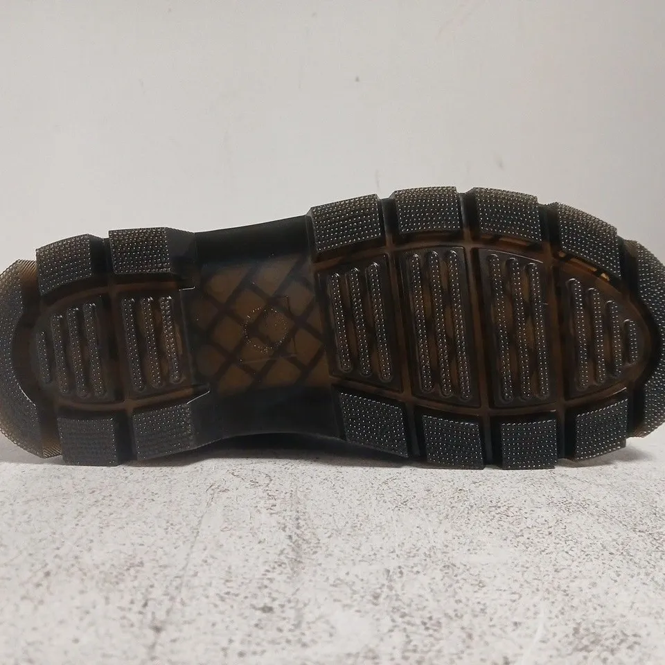 BOXED PAIR OF DR MARTENS EMBRURY BOOTS IN BLACK SIZE UK 9