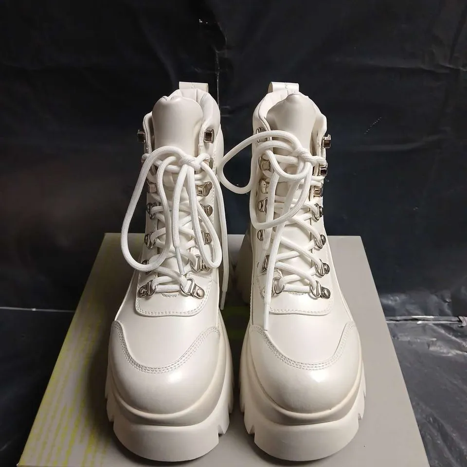 BOXED PAIR OF KOI GOOEY WHITE PLATFORM BOOTS – UK SIZE 3 