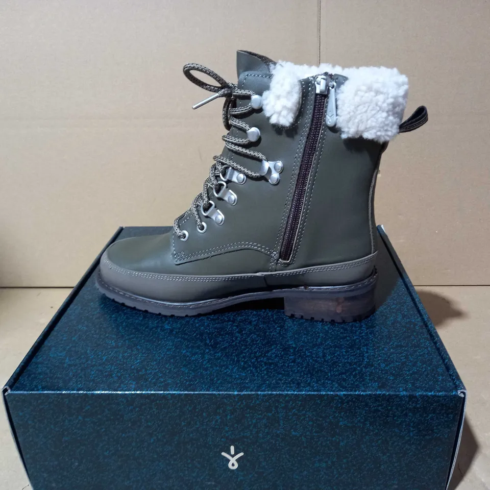 BOXED PAUR OF EMU OKAB FAUX LEATHER BOOTS IN DARK OLIVE UK SIZE 5