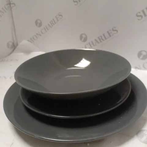 BRAND NEW BOXED CESIRO 18 PIECE DINNERWARE SET TO INLCLUDE LARGE PLATE SMALL PLATE AND BOWL IN DARK GREY  / COLLECTION ONLY 