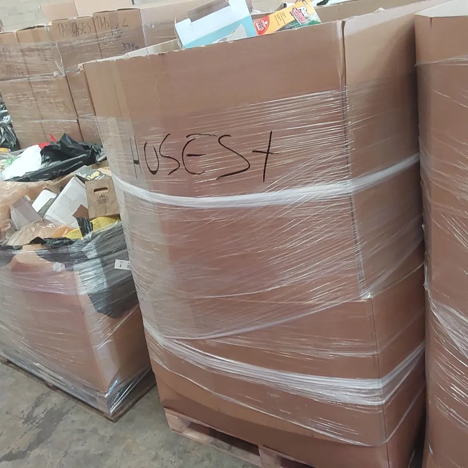 PALLET CONTAINING A LARGE QUANTITY OF ASSORTED HOSE PIPES, POOL INFLATABLES ECT