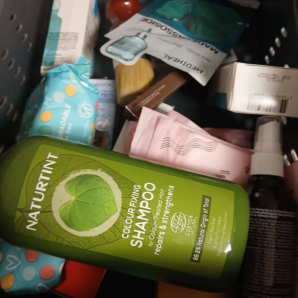 APPROXIMATEY 20 ASSORTED HEALTH AND BEAUTY PRODUCTS TO INCLUDE - KERASTASE CHROMA ABSOLU CONDITIONER - NEUTROGENA BLACKHEAD ELIMINATING FACIAL SCRUB - DR MELAXIN PEEL SHOT - ETC