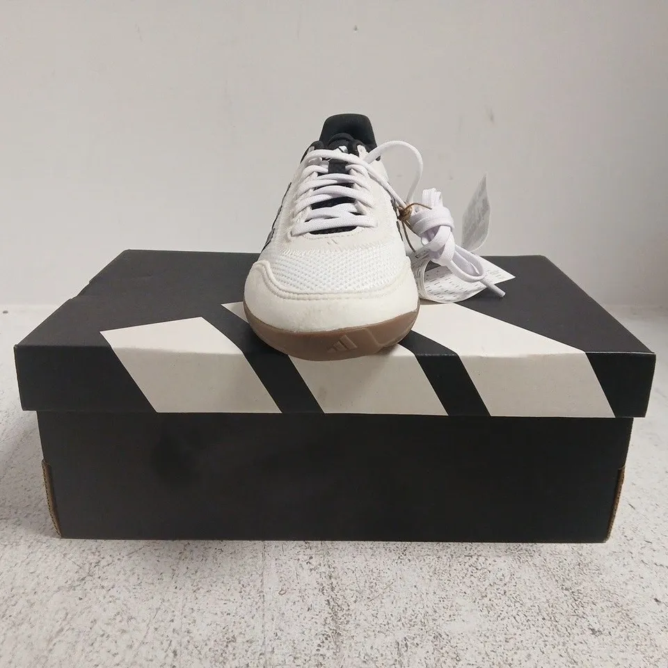 BOXED PAIR OF ADIDAS PREDATOR LEAGUE KID'S TRAINERS IN WHITE/BLACK SIZE uk 13.5