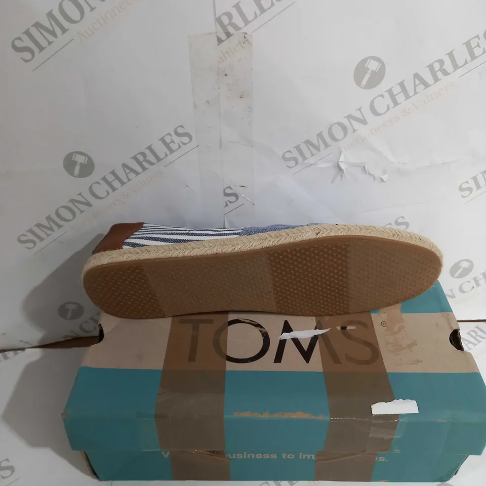 BOXED PAIR OF TOMS ALPARGATA ROPE NAVY MENS 9 