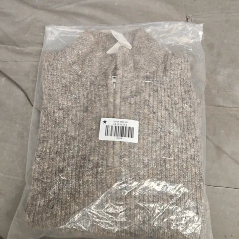 BAGGED A&F ESSENTIAL HALF-ZIP SWEATER - MEDIUM