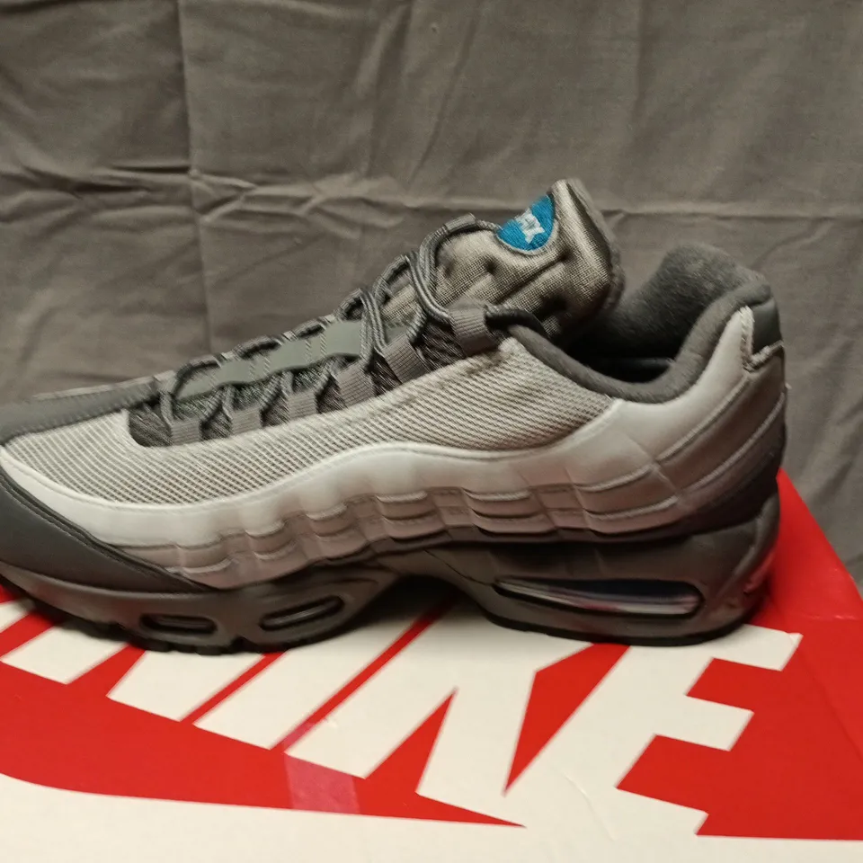 BOXED NIKE AIR MAX 95 OG TRAINERS - SMOKE GREY/GREEN ABYSS, MEN'S UK8 (US9)