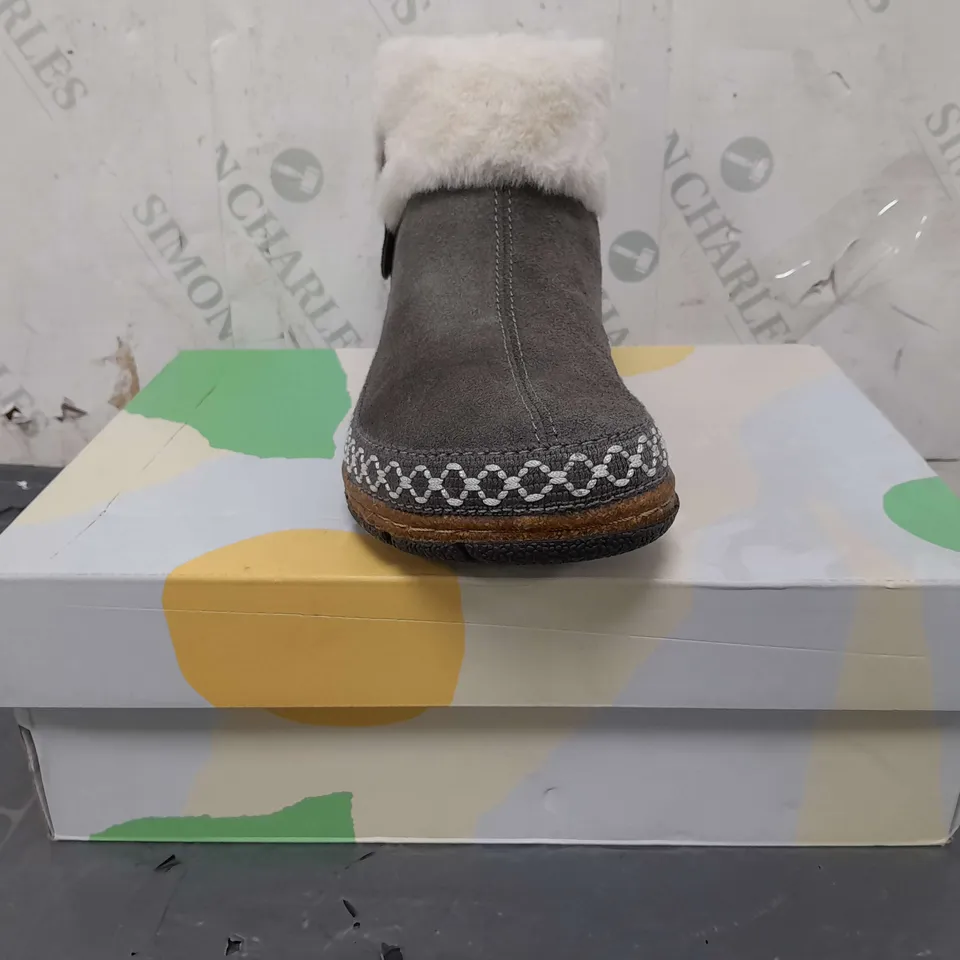 BOXED PAIR OF EARTH ORIGINALS EMMALYN BOOTIES IN GREY SIZE 5