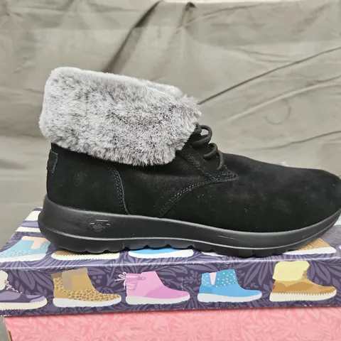 BOXED PAIR OF SKECHER JOY DREAM BOOTS - UK SIZE 6.5