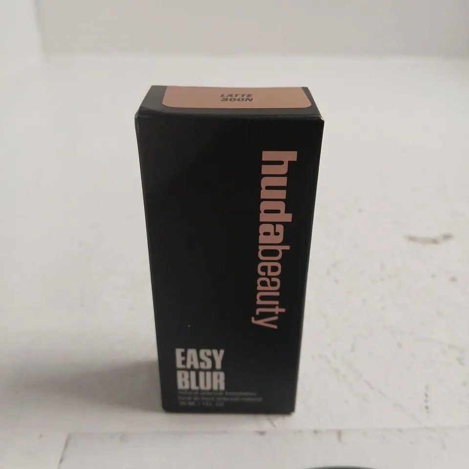 HUDA EASY BLUR – MAKE-UP
