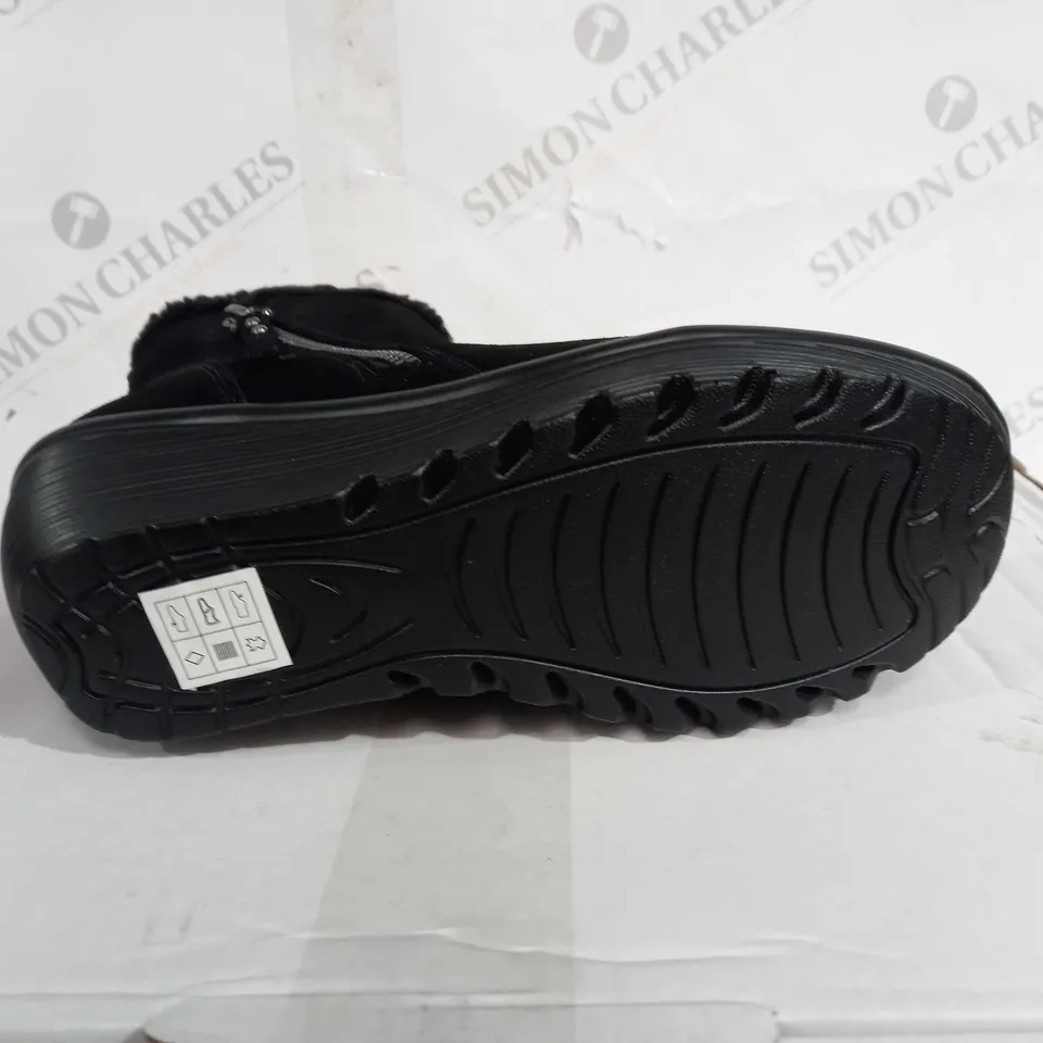 BOXED PAIR OF SKECHERS BLACK ZIP UP BLACK BOOTS SIZE 6