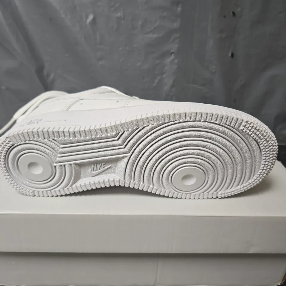 BOXED PAIR OF NIKE AIR FORCE 1 07 TRAINERS IN WHITE - UK 2