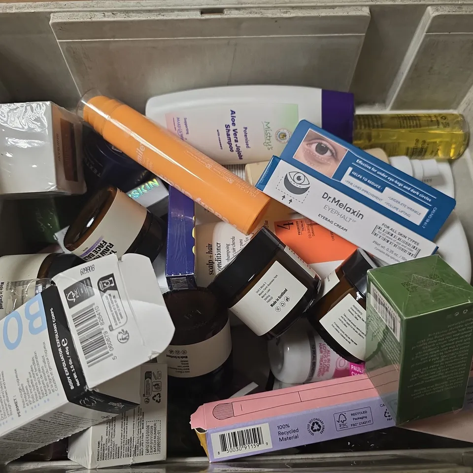 APPROXIMATELY 20 ASSORTED HEALTH & BEAUTY PRODUCTS TO INCLUDE NIOXIN SCALP + HAIR CONDITIONER, WONDERSKN LIP REHAB SERUM OIL, GREEN MASK STICK, ETC - COLLECTION ONLY