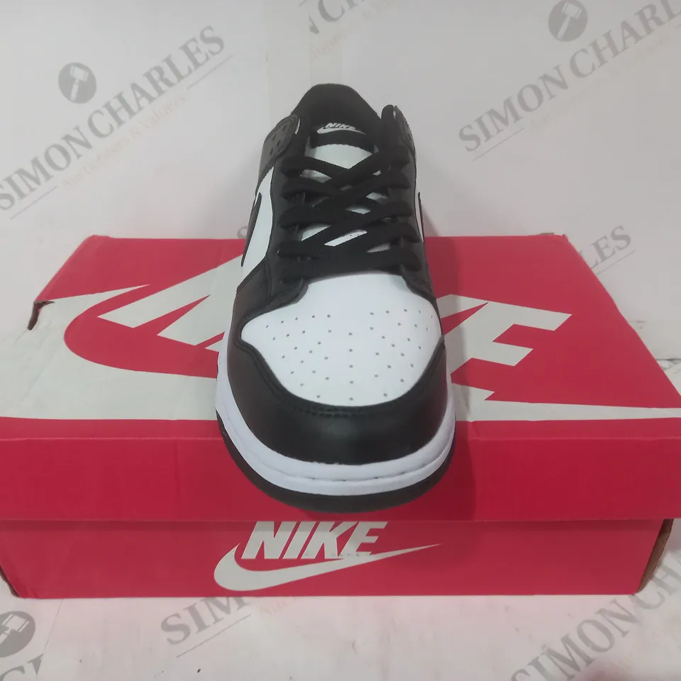 BOXED PAIR OF NIKE SB DUNK LOW SHOES IN BLACK/WHITE UK SIZE 7