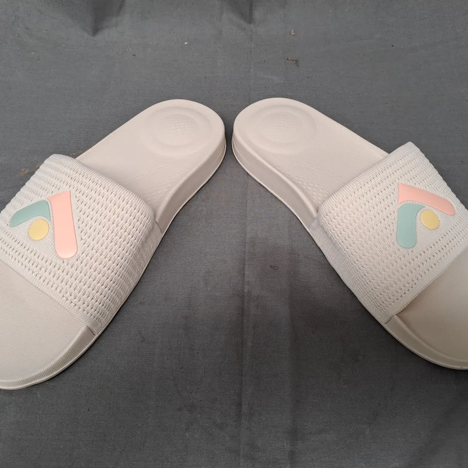 BOXED PAIR OF FITFLOP IQUSHION ARROW KNIT SLIDERS IN BEIGE UK SIZE 6