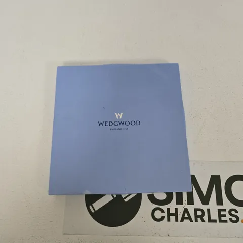 WEDGWOOD COMMEMORATIVE PLATE WITH PRESENTATION BOX – QUEEN ELIZABETH II, 2003 (50TH CORONATION ANNIVERSARY)