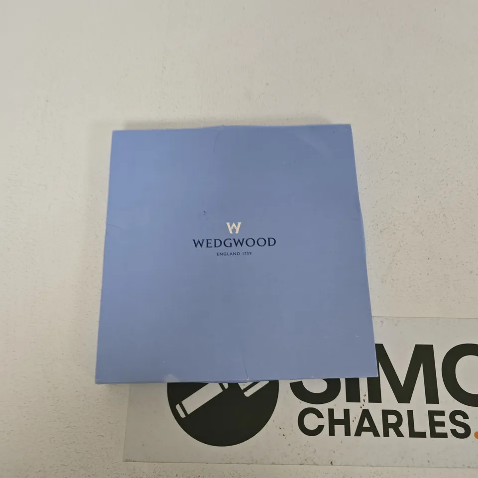 WEDGWOOD COMMEMORATIVE PLATE WITH PRESENTATION BOX – QUEEN ELIZABETH II, 2003 (50TH CORONATION ANNIVERSARY)