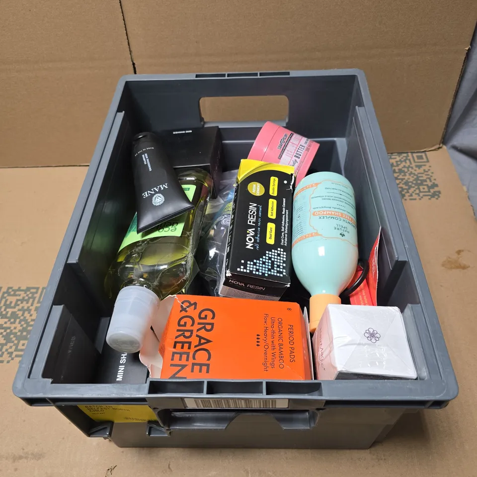 TOTE OF APPROXIMATELY 16 ASSORTED COSMETIC ITEMS TO INCLUDE MINI SHAVER, NATURE SPELL SHAMPOO, MANE THICKENING SHAMPOO, SOAP & GLORY BODY BUTTER ETC