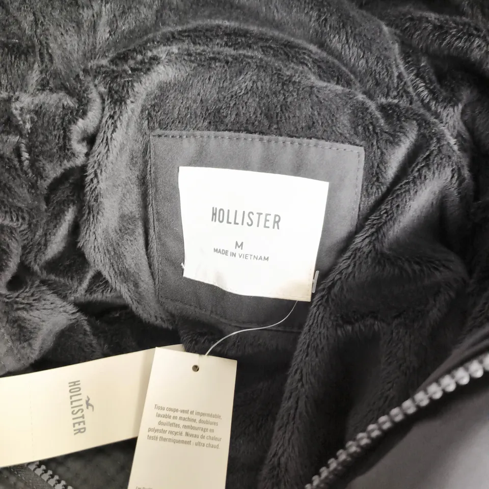 HOLLISTER BLACK HOODED PUFFER JACKET, SIZE M