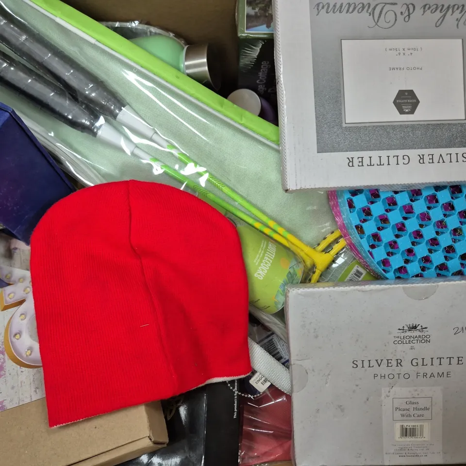 BOX OF APPROXIMATELY 10 ASSORTED HOUSEHOLD ITEMS TO INCLUDE STAR WARS MONEY BANK, ELEPHANT MONEY BANK, SILVER GLITTER PHOTO FRAME, ETC - COLLECTION ONLY