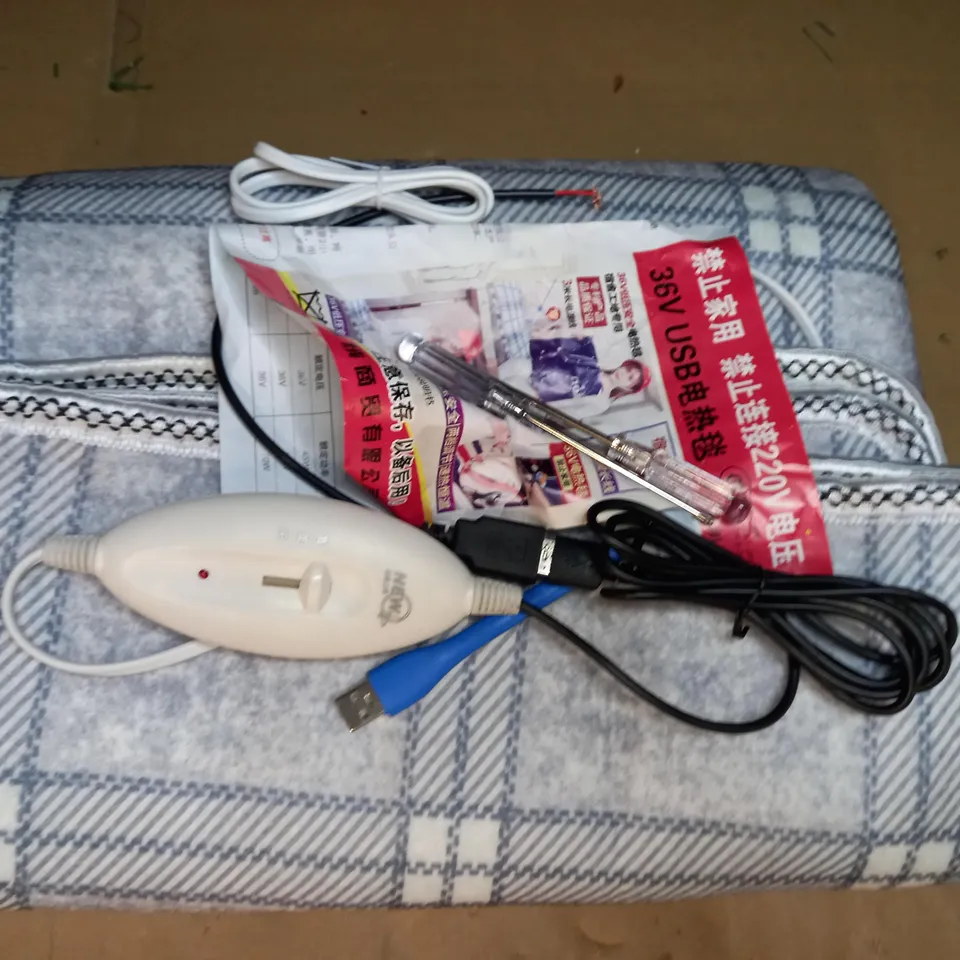 DESIGNER STYLE HEATED BLANKET IN GREY