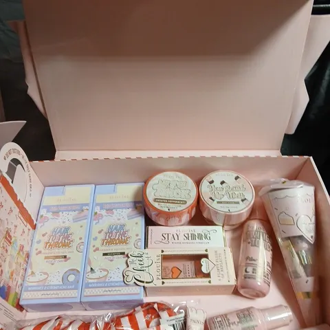 PLOUISE BEAUTY GIFT BOX TO INCLUDE SHAMPOO, LIQUID SHIMMER BLUSH AND BODY SCRUB IN A PINK BOX WITH A LARGE BOW