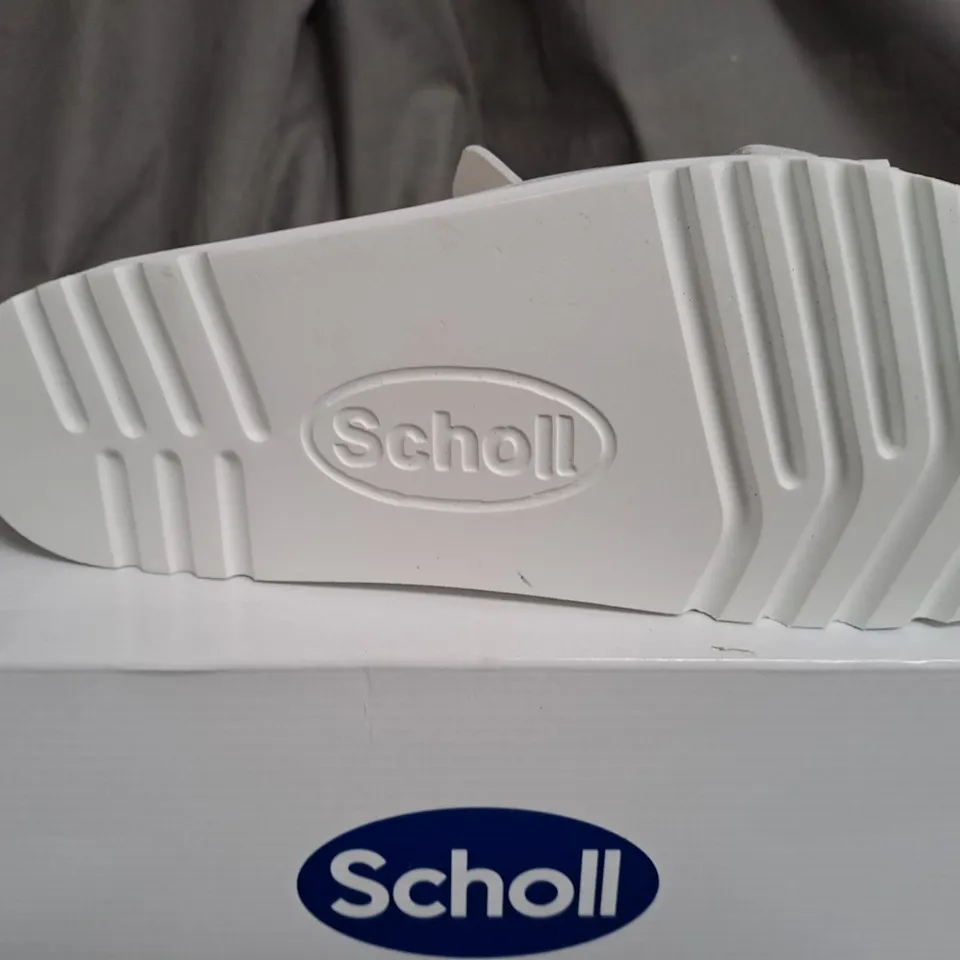 BOXED SCHOLL RAISED WHITE OPEN TOE SANDALS - SIZE 7