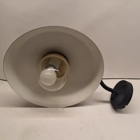 BLACK WALL-MOUNTED LIGHT WITH CURVED ARM AND SHADE