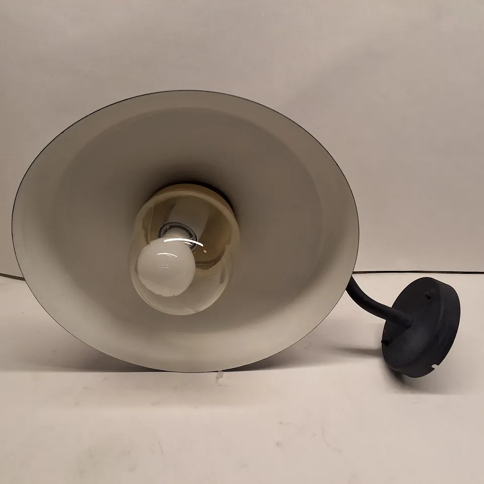 BLACK WALL-MOUNTED LIGHT WITH CURVED ARM AND SHADE