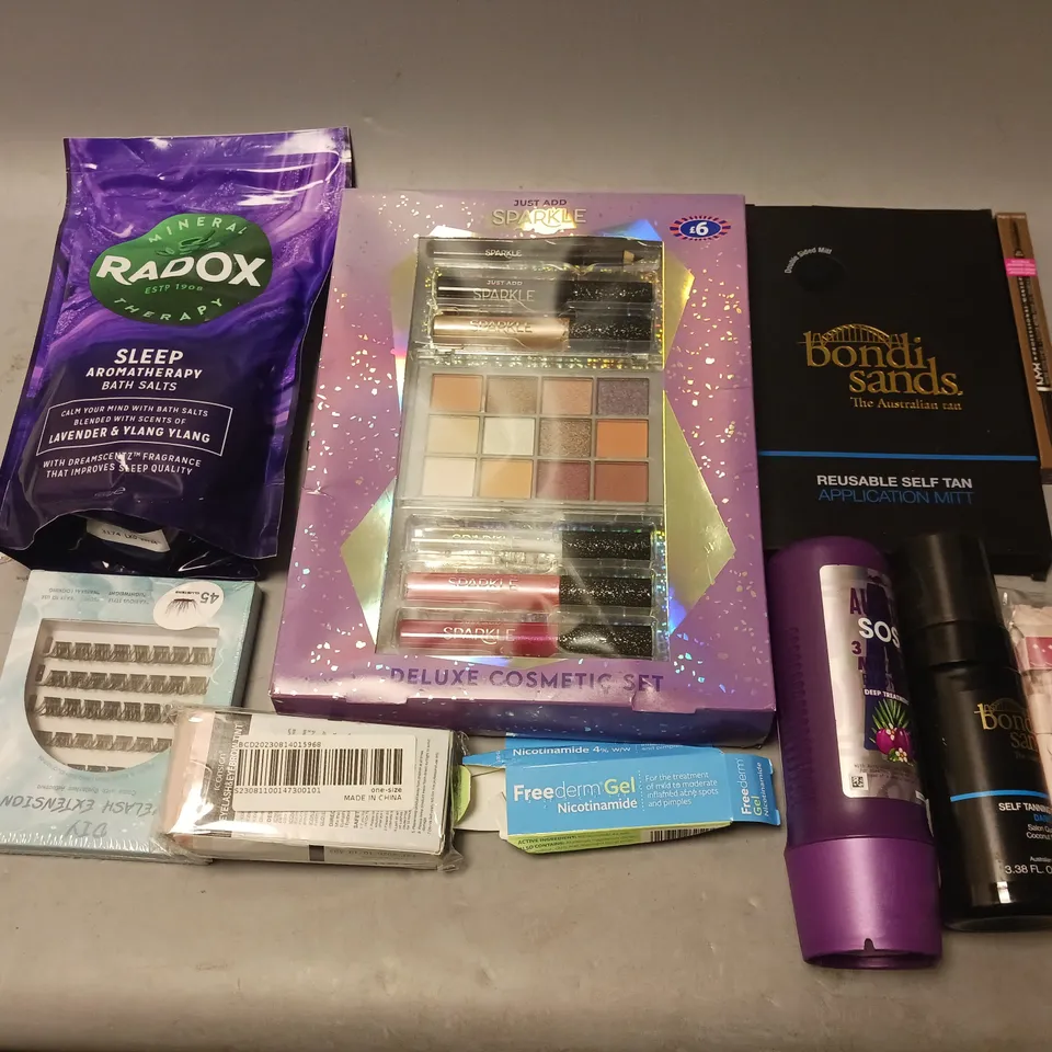 BOX OF APPROXIMATELY 20 COSMETIC ITEMS TO INCLUDE - SPARKLE COSMETICS SET, RADOX SLEEP BATH SALT, AND TAN MITT ETC. 