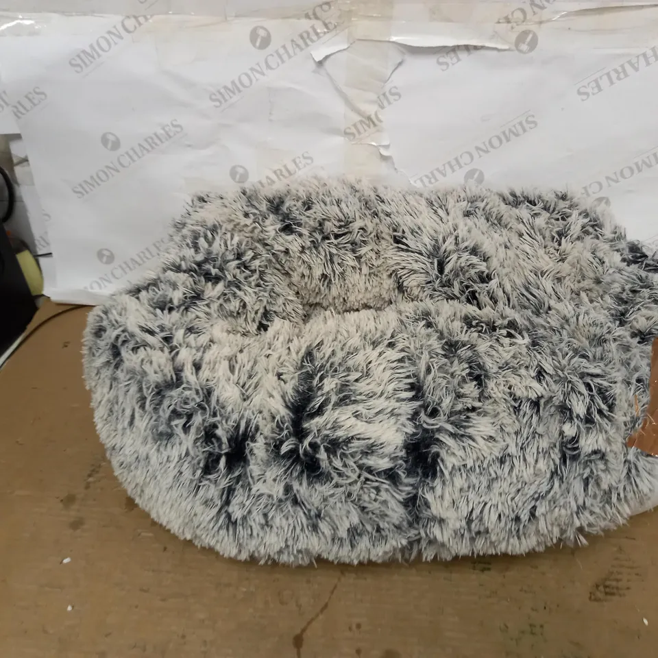 COZEE PAWS ODOUROLOGY FLUFFY ROUND PET BED - SMALL, TIPPED SILVER