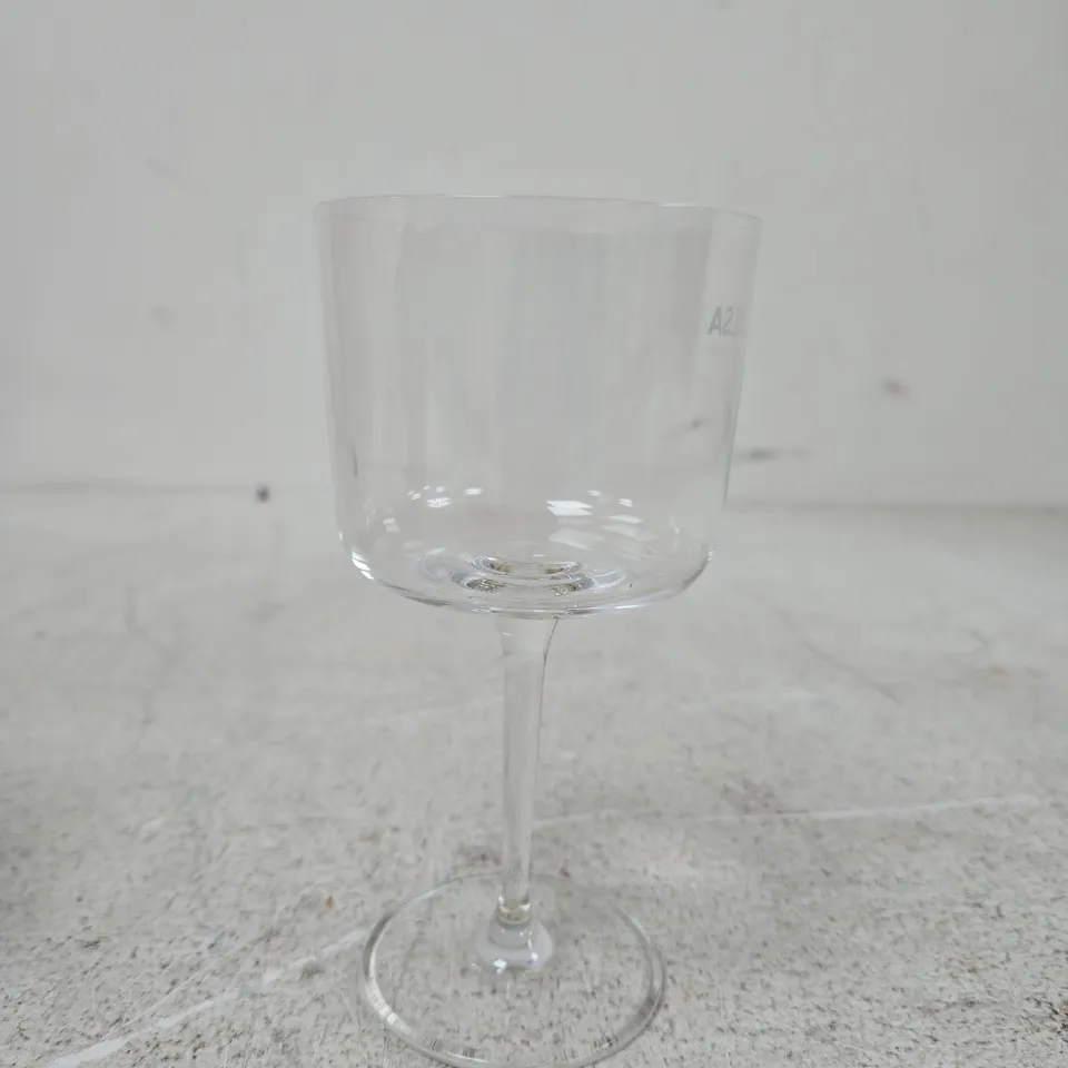 SET OF 4 WINE GLASSES