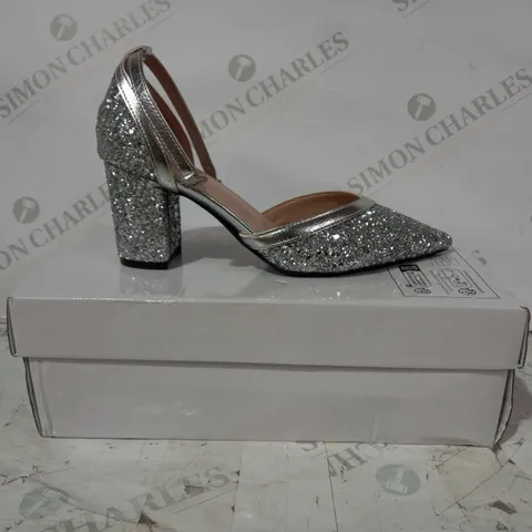 BOXED PAIR OF DESIGNER CLOSED TOE HEELS IN SILVER COLOUR W. GLITTER EFFECT EU SIZE 36