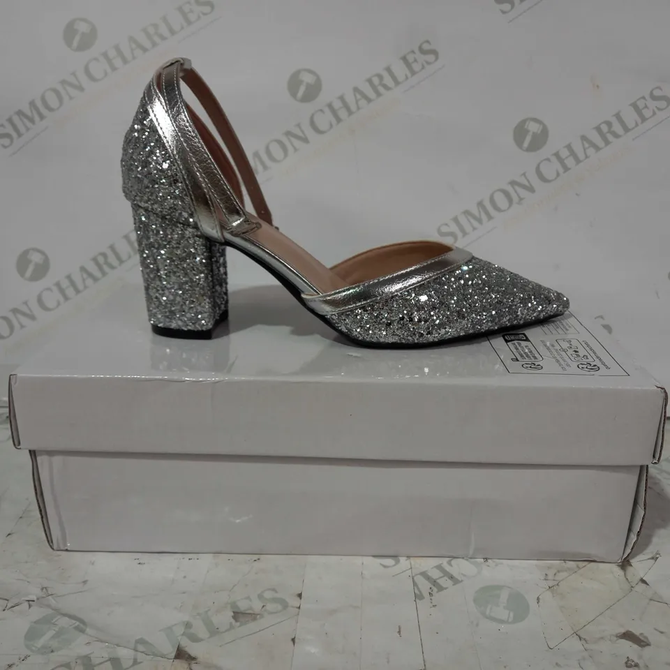 BOXED PAIR OF DESIGNER CLOSED TOE HEELS IN SILVER COLOUR W. GLITTER EFFECT EU SIZE 36