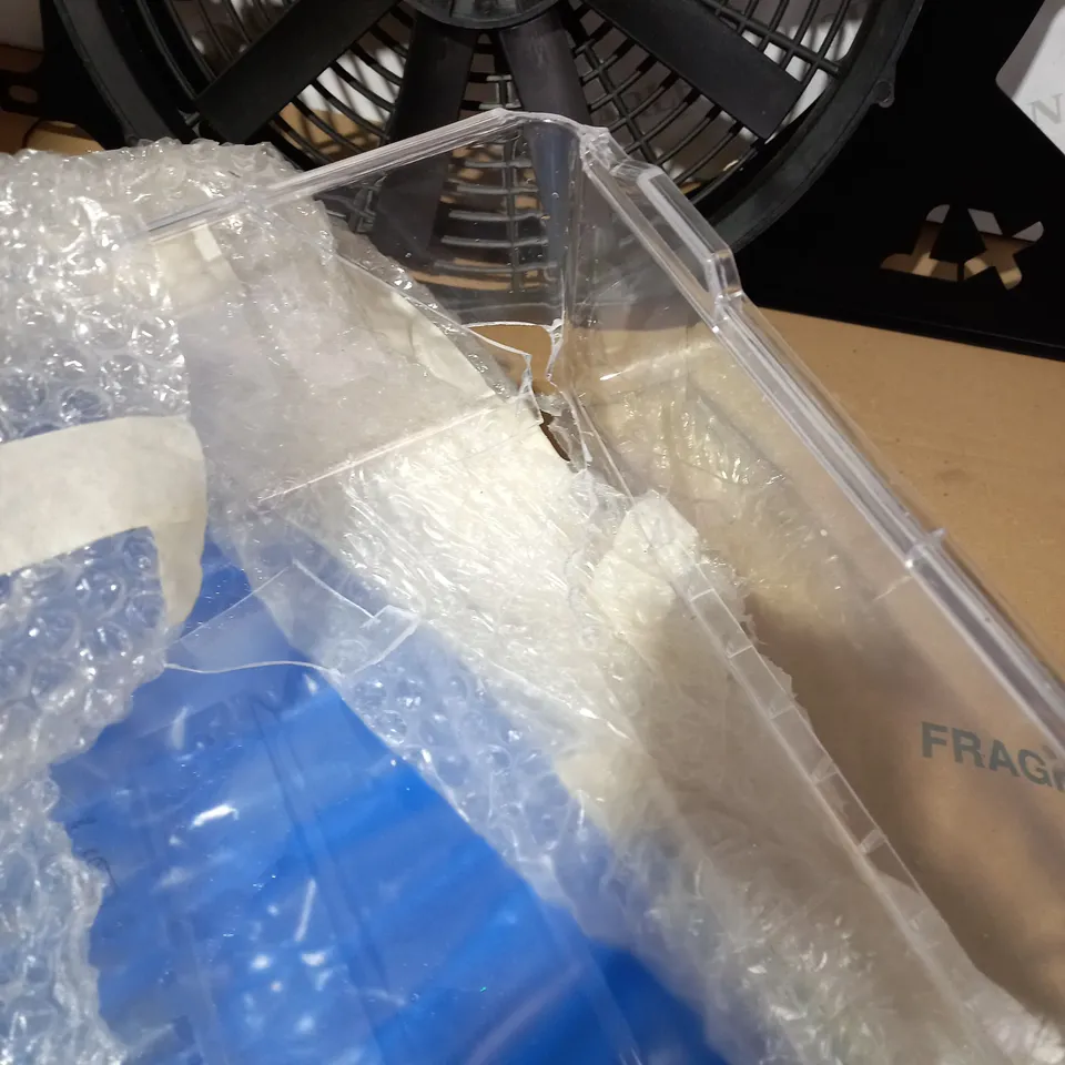 LOT OF 2 ASSORTED HOUSEHOLD ITEMS TO INCLUDE DESIGNER CLEAR PLASTIC FRIDGE DRAWER SET AND DESIGNER BLACK FAN PARTS