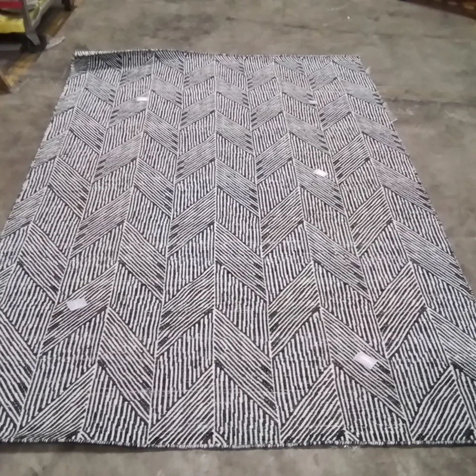 QUALITY DESIGNER AREA RUG - APPROXIMATELY 240X165CM