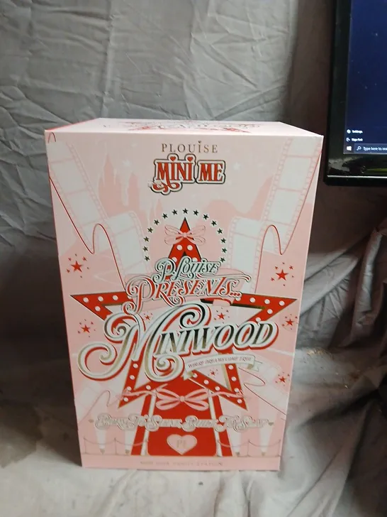 Lot 203: P LOUISE MINI ME COSMETIC MINI MUA VANITY STATION – PINK BOX ...