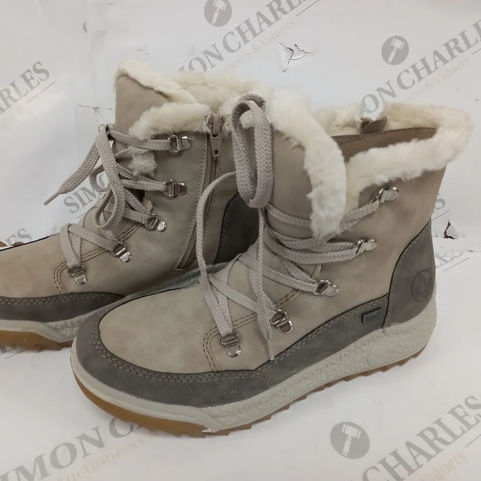 BOXED PAIR OF RIEKER ANTISTRESS WARM HIKING BOOTS SIZE 5 CREAM 