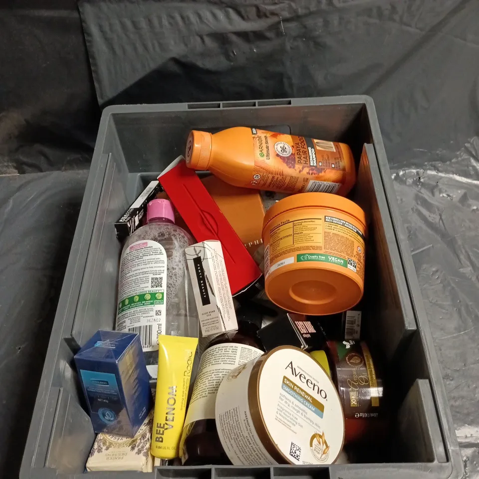 APPROXIMATELY 15 ASSORTED ITEMS OF COSMETICS INCLUDING AVEENO SKIN RENEWAL SMOOTHING CREAM, GARNIER PAPAYA HAIR FOOD, FENTY BEAUTY GLOSS BOMB STIX AND HUDA BEAUTY EASY BAKE SETTING SPRAY