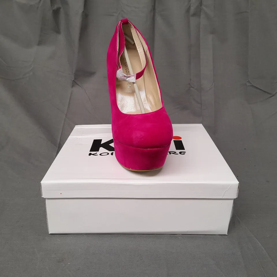 BOXED PAIR OF KOI COUTURE HR5 PLATFORM HIGH WEDGE FAUX SUEDE SHOES IN FUCHSIA SIZE 8