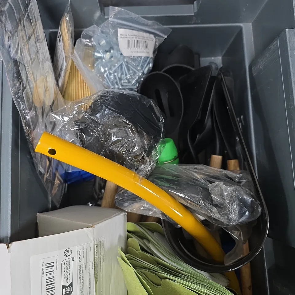 APPROXIMATELY 15 ASSORTED HOUSEHOLD PRODUCTS TO INCLUDE BRICK LINE, FLOORING SPACERS, KITCHENWARE ETC 
