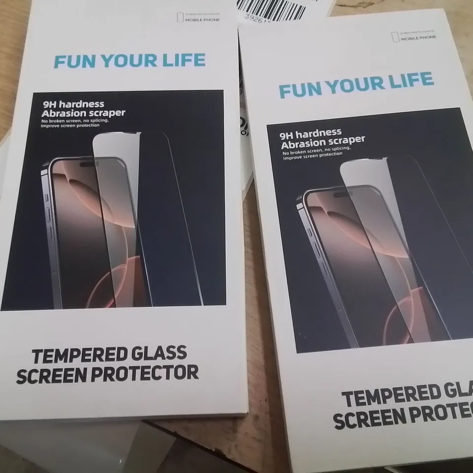 PALLET CONTAINING A LARGE QUANTITY OF PHONE CASES,SCREEN PROTECTORS